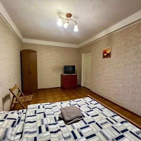Квартира Эконом-Класса Возле Метро Левобережная Kiev Dış mekan fotoğraf